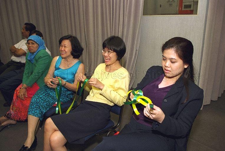 Participants making decorative ketupat at Gongxi Raya Celebration at Government Press Centre, Ministry of Information and the Arts, Port of Singapore Authority (PSA) Building. In 2000, Hari Raya Puasa was on 8 Jan and Chinese New Year was on 5 Feb.