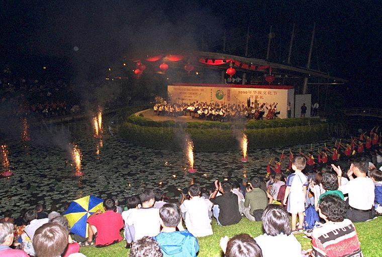 Open air concert at Shaw Foundation Symphony Stage at the Botanic Gardens. Concert was held during opening ceremony of the Chinese Cultural Festival 2000, where President S R Nathan and the First Lady were guests of honour.