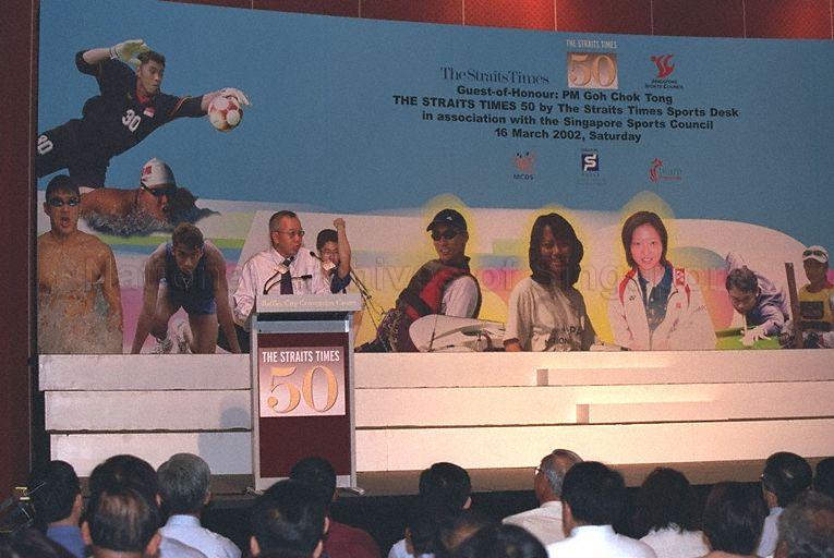 Editor of Straits Times Leslie Fong addressing guests at presentation ceremony of the Straits Times 50 (ST50) by Straits Times Sports Desk in association with Singapore Sports Council (SSC) held at Swissotel The Stamford, Raffles City Convention Centre. Guest of Honour at the event was Prime Minister Goh Chok Tong.