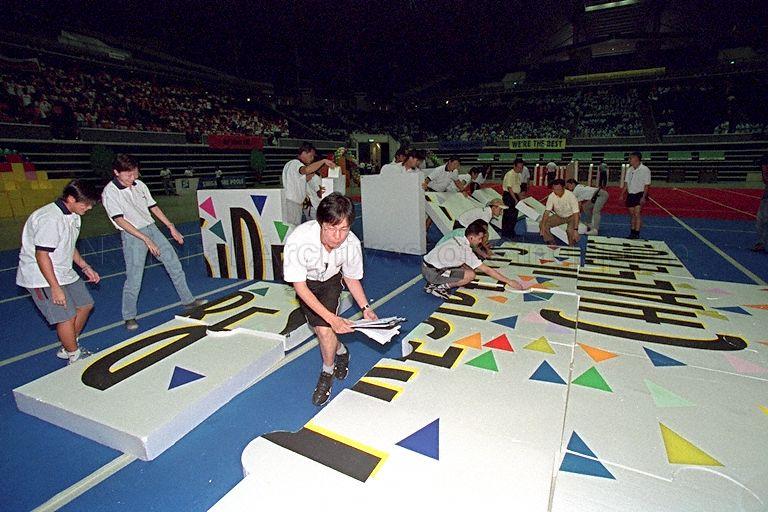 Jigsaw puzzle game at Inter-Community Development Council (CDC) Telematch at Singapore Indoor Stadium; President S R Nathan is guest of honour at this event