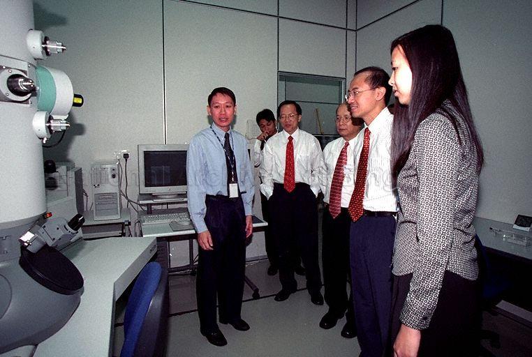 Guest of Honour, Guest-of-Honour Minister for Trade and Industry Brigadier-General George Yeo Yong-Boon (second from right), accompanied by Chairman of Institute of Materials Research and Engineering (IMRE) Lim Hock San (second from left) and IMRE Director Professor Albert Yee (third from right), touring the new premises during opening of IMRE Building at 3 Research Link, National University of Singapore (NUS)