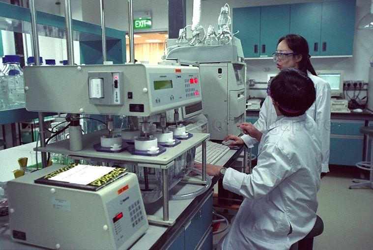 Institute of Materials Research and Engineering (IMRE) staff at work in the new premises. The IMRE Building at 3 Research Link, National University of Singapore (NUS), was officially opened by Guest-of-Honour Minister for Trade and Industry Brigadier-General George Yeo Yong-Boon.
