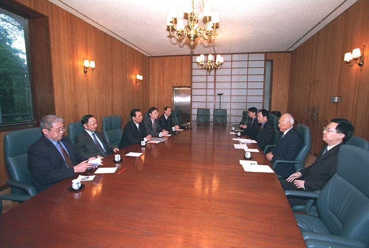 Taken at: Call on Senior Minister Lee Kuan Yew by Shandong Party Secretary of the People's Republic of China Wu Guanzheng at the Istana Pictured: Senior Minister Lee Kuan Yew and Shandong Party Secretary of the People's Republic of China Wu Guanzheng