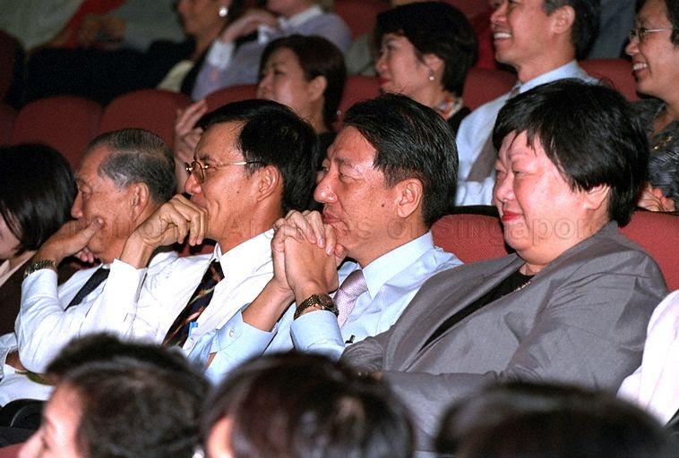 Guest-of-Honour Minister for Education and Second Minister for Defence Rear Admiral Teo Chee Hean at the launch of Speak Good English Movement 2002 at Victoria Junior College. From left to right are Ms Penny Low, Member of Parliament for Pasir Ris-Punggol GRC, Dr Andrew Chew, Chairman, Public Service Commission, Colonel David Wong, Chairman of Speak Good English Movement, Guest-of-Honour Minister for Education and Second Minister for Defence Rear Admiral Teo Chee Hean, and Mrs Chan Jee Kun, Director, Curriculum Planning and Development Division, Ministry of Education