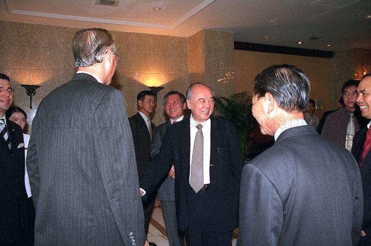 Chairman of Chinese Development Assistance Council (CDAC) Board of Trustees Wee Cho Yaw and CDAC office bearers greeting Guest-of-Honour Prime Minister Goh Chok Tong (left, back facing camera) and Minister for Home Affairs and Chairman of Chinese Development Assistance Council (CDAC) Wong Kan Seng (right) outside Island Ballroom in Shangri-La Hotel where CDAC 10th anniversary charity dinner is held Pictured: Chairman of the Charity Dinner Organising Committee Albert Hong