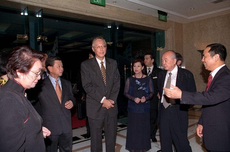 (From right) Executive Chairman of Tee Yih Jia Food Manufacturing Sam Goi Seng Hui, Chairman of Chinese Development Assistance Council (CDAC) Board of Trustees Wee Cho Yaw, Guest-of-Honour Prime Minister Goh Chok Tong and his wife Mrs Goh Chok Tong, and Minister for Home Affairs and Chairman of Chinese Development Assistance Council (CDAC) Wong Kan Seng at Shangri-La Hotel where CDAC 10th anniversary charity dinner is held