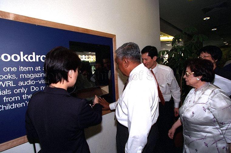 Taken at: President S R Nathan's visit to Woodlands Regional Library Pictured: President S R Nathan and his wife Mrs Nathan, and Chief Executive of National Library Board (NLB) Christopher Chia