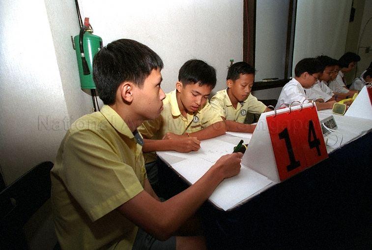 Students taking part in competition during 25th Singapore Youth Science Festival at Singapore Science Centre; competition is observed by President S R Nathan, who is Guest-of-Honour at the festival's opening ceremony