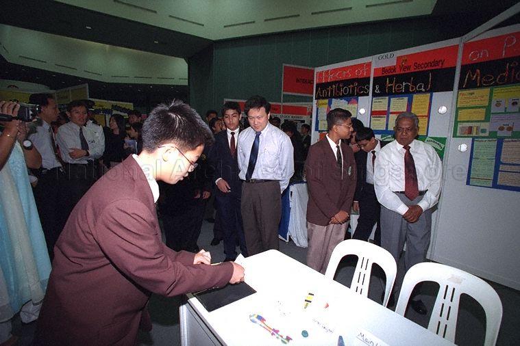 Taken at: Opening Ceremony of the 25th Singapore Youth Science Festival 2002 at Singapore Science Centre Pictured: Guest-of-Honour President S R Nathan and Director and Chief Executive of Science Centre Singapore Dr Chew Tuan Chiong