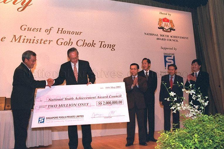 Taken at: The 10th Anniversary Celebration Dinner of the National Youth Achievement Award (NYAA) Council at the Grand Ballroom of The Ritz-Carlton, Millenia Singapore Pictured: Guest-of-Honour Prime Minister Goh Chok Tong, Minister for National Development and Chairman of NYAA Advisory Board Mah Bow Tan, Managing Director of City Developments Limited Kwek Leng Joo, Chairman of NYAA Council Professor Leo Tan and Executive Director of NYAA James Soh