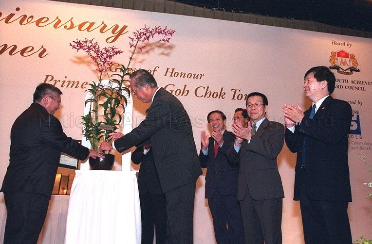Taken at: The 10th Anniversary Celebration Dinner of the National Youth Achievement Award (NYAA) Council at the Grand Ballroom of The Ritz-Carlton, Millenia Singapore Pictured: Guest-of-Honour Prime Minister Goh Chok Tong, Minister for National Development and Chairman of NYAA Advisory Board Mah Bow Tan, Chairman of NYAA Council Professor Leo Tan, Executive Director of NYAA James Soh and Managing Director of City Developments Limited Kwek Leng Joo