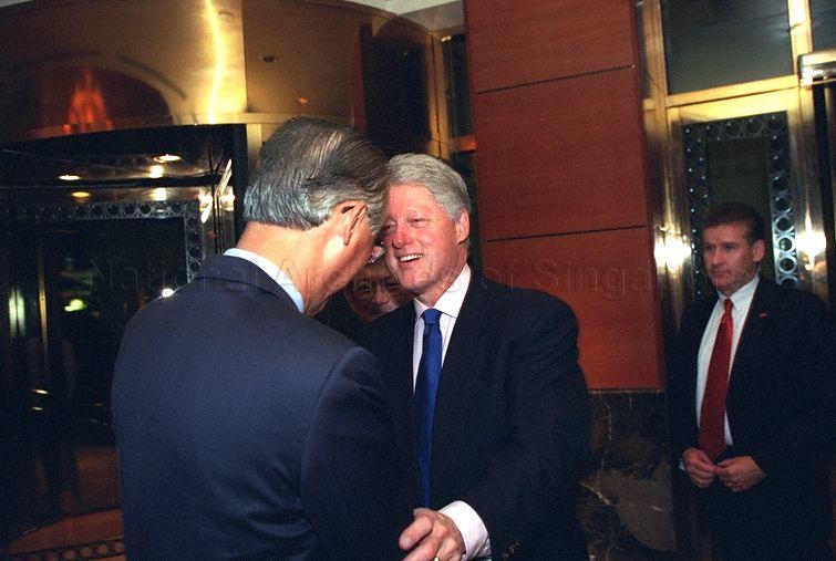 Former United States President Bill Clinton being greeted by Prime Minister Goh Chok Tong on arrival at Jade Restaurant, The Fullerton Singapore, to attend dinner in his honour