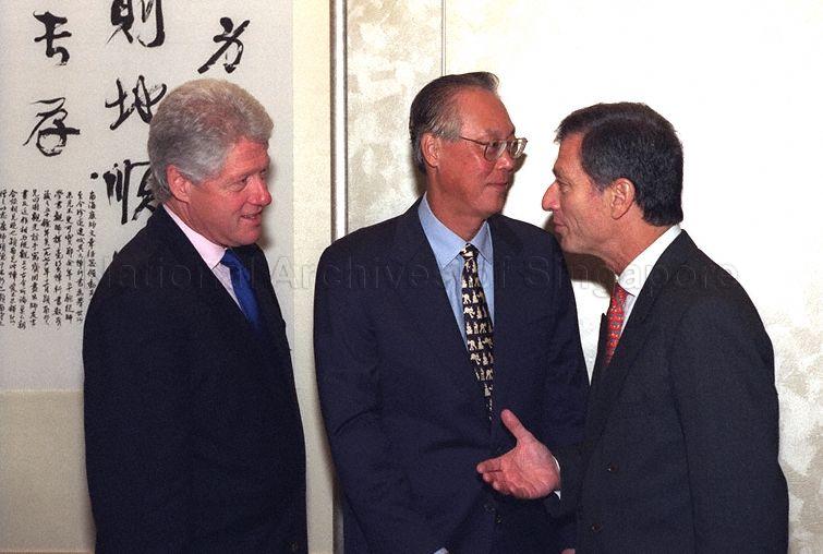 (From left) Former United States (US) President Bill Clinton, Prime Minister Goh Chok Tong and former US Ambassador to Singapore Steven Green at Jade Restaurant, The Fullerton Singapore, where the Prime Minister is hosting a dinner in honour of Mr Clinton