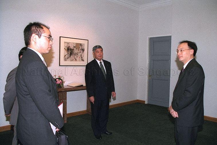 Japanese Minister of State for Defence and Head of the Japan Defence Agency Gen Nakatani (centre) at Istana Office Wing to call on Prime Minister Goh Chok Tong. He was in Singapore to attend a regional security conference