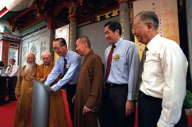 Taken at: Opening of Lian Shan Shuang Lin Monastery at 184E Jalan Toa Payoh Pictured: Guest-of-Honour Prime Minister Goh Chok Tong, former Member of Parliament Ch'ng Jit Koon, Minister of State for Education and Manpower Dr Ng Eng Hen and Venerables of Lian Shan Shuang Lin Monastery Woo Foong, Sek Long Gen and Wai Yim