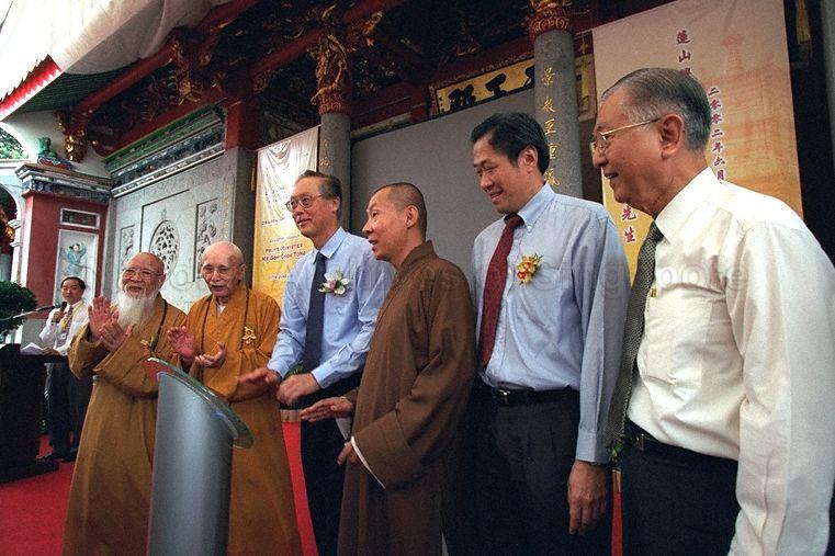 Taken at: Opening of Lian Shan Shuang Lin Monastery at 184E Jalan Toa Payoh Pictured: Guest-of-Honour Prime Minister Goh Chok Tong, former Member of Parliament Ch'ng Jit Koon, Minister of State for Education and Manpower Dr Ng Eng Hen and Venerables of Lian Shan Shuang Lin Monastery Woo Foong, Sek Long Gen and Wai Yim