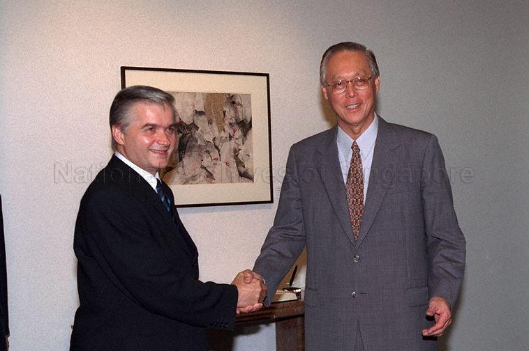 Polish Minister of Foreign Affairs Wlodzimierz Cimoszewicz calls on Prime Minister Goh Chok Tong at Istana