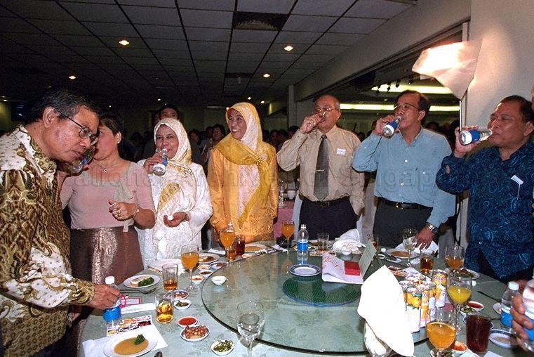 Guests attending Marine Parade National Day Dinner at Roland Seafood Restaurant at Marine Parade Central. Prime Minister Goh Chok Tong is Guest-of-Honour at this dinner