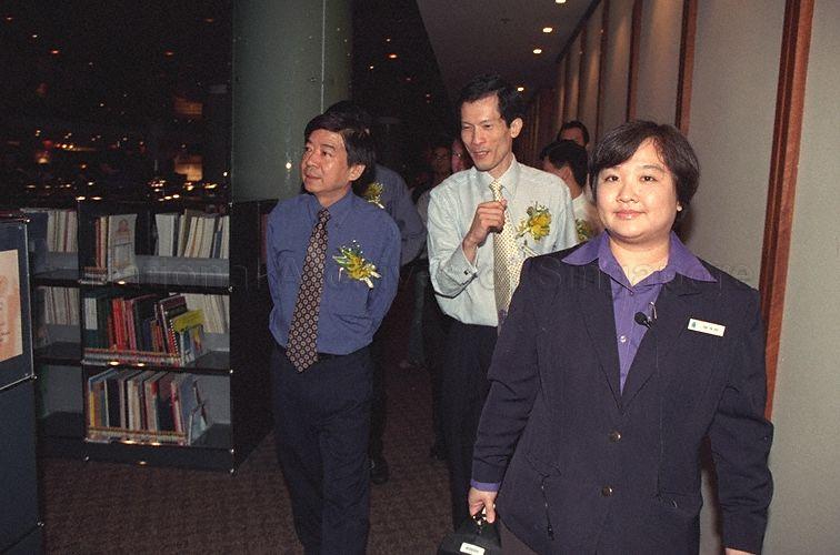 Taken at: Official Opening of Library@Esplanade at Esplanade Mall Pictured: Guest-of-Honour Senior Minister of State for Transport and Information, Communications and the Arts Khaw Boon Wan and Chief Executive of National Library Board Dr Christopher Chia