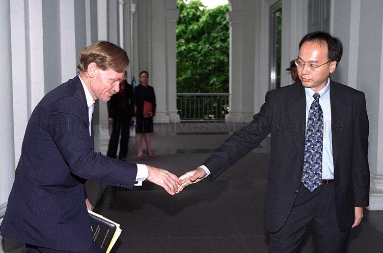 United States trade representative Robert Zoellick exchanging handshakes with official during his call on Prime Minister Goh Chok Tong at the Istana