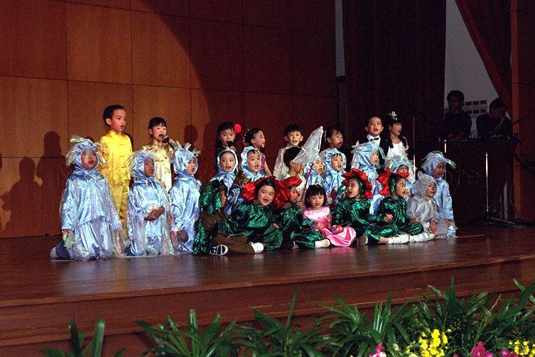 Cast of kindergarten student performance when Prime Minister Goh Chok Tong attends Tanjong Rhu Main Upgrading Programme Completion Ceremony for Tanjong Rhu Precinct and Official Opening of Schoolhouse by the Bay at Katong Community Centre at Block 1 and Block 14 Kampong Arang Road respectively