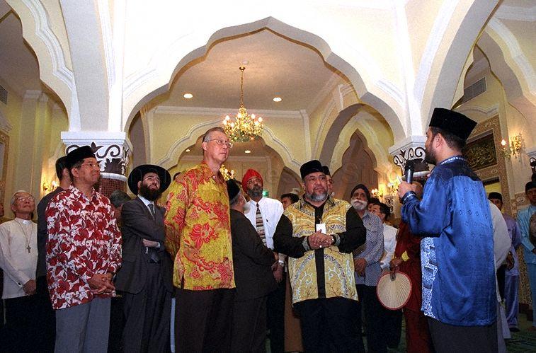 Accompanied by Chairman, Khadijah Mosque Management Board Ustaz Haji Asli Bin Haji Mohamed (fourth from left), Prime Minister Goh Chok Tong (third from left) and Acting Minister for Community Development and Sports and Minister-in-charge of Muslim Affairs Associate Prof Dr Yaacob Ibrahim (left) touring Khadijah Mosque at Geylang Road during the Official Opening of its Annexe