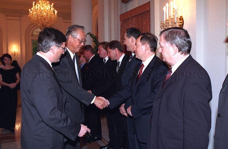 Prime Minister Goh Chok Tong meeting members of the Polish delegation during dinner given in honour of Polish Prime Minister Lesek Miller at Istana