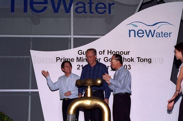 Prime Minister Goh Chok Tong (centre) launching Newater at