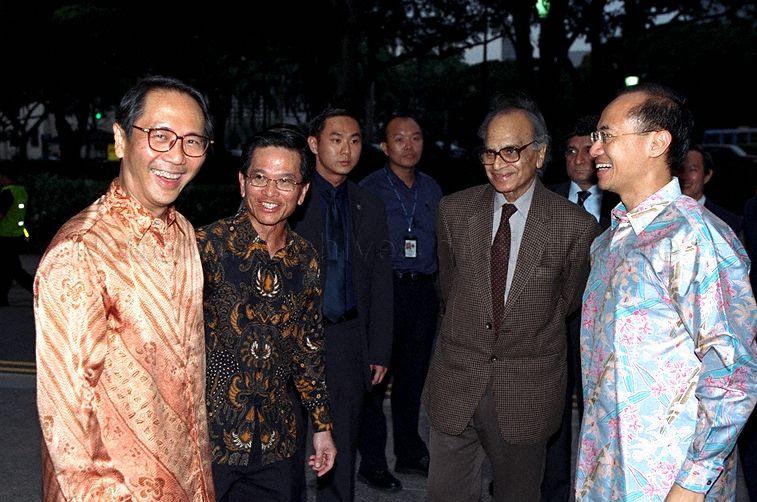 Chairman, Asian Civilisations Museum Dr James Khoo (left), Chief Executive Officer, National Heritage Board Lim Siam Kim (second from left) and Minister for Trade and Industry Brigadier-General George Yong-Boon Yeo (right) with guests at Official Opening of Asian Civilisations Museum at Empress Place by Prime Minister Goh Chok Tong