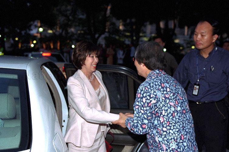 Chairman, National Heritage Board Prof Tommy Koh Thong Bee welcoming Mrs Goh, wife of the Prime Minister of Singapore Goh Chok Tong to Official Opening of Asian Civilisations Museum at Empress Place