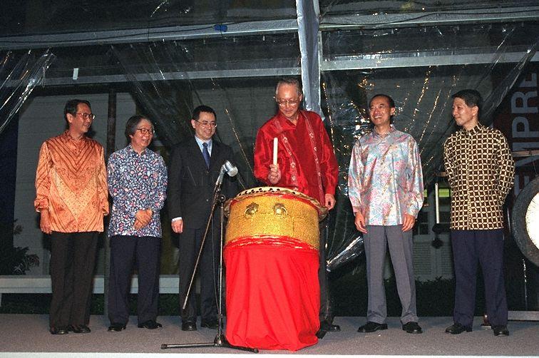 Official Opening of Asian Civilisations Museum at the newly-restored Empress Place Building by Prime Minister Goh Chok Tong (fourth from left). Others from left are Chairman, Asian Civilisations Museum Dr James Khoo, Chairman, National Heritage Board Prof Tommy Koh Thong Bee, Acting Minister for Information, Communications and the Arts David T E Lim, Minister for Trade and Industry Brigadier-General George Yong-Boon Yeo and Director, Asian Civilisations Museum Dr Kenson Kwok.