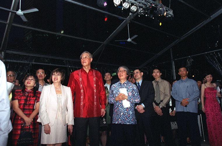 From left: Mrs Yeo (the wife of Minister for Trade and Industry Brigadier-General George Yong-Boon Yeo), Mrs Goh (wife of the Prime Minister), Prime Minister Goh Chok Tong, Chairman, National Heritage Board Prof Tommy Koh Thong Bee and Acting Minister for Information, Communications and the Arts David T E Lim at Official Opening of Asian Civilisations Museum at Empress Place