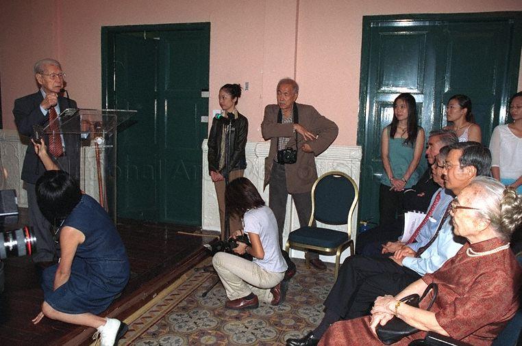 Artist Liu Kang speaking during his artworks donation and gallery naming ceremony at Singapore Art Museum. Seated from front to back, Madam Chen Jen Ping (wife of Liu Kang), Minister for Information, Communications and the Arts Dr Lee Boon Yang, Chairman of National Heritage Board Professor Tommy Koh and Chairman of National Arts Council and eldest son of Liu Kang, Liu Thai Ker.