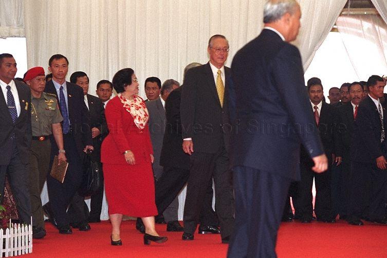 Prime Minister of Singapore Goh Chok Tong (centre, to the left of President of the Republic of Indonesia Megawati Sukarnoputri, who is in red) at ceremony at Panaran gas plant on Batam island, Indonesia to mark completion of natural gas pipeline from South Sumatra to Singapore