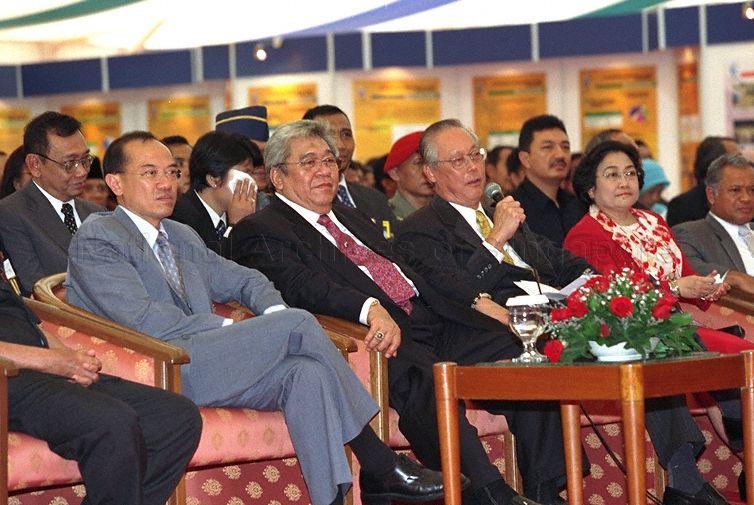 Prime Minister of Singapore Goh Chok Tong (fourth from left) speaking at ceremony at Panaran gas plant on Batam island, Indonesia to mark completion of natural gas pipeline from South Sumatra to Singapore. On his left is President of the Republic of Indonesia Megawati Sukarnoputri and Minister for Trade and Industry of Singapore George Yong-Boon Yeo is also present (second from left).