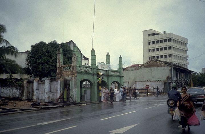 Angullia Mosque, an Indian Muslim mosque at 265 Serangoon Road. In the background is Serangoon Building.