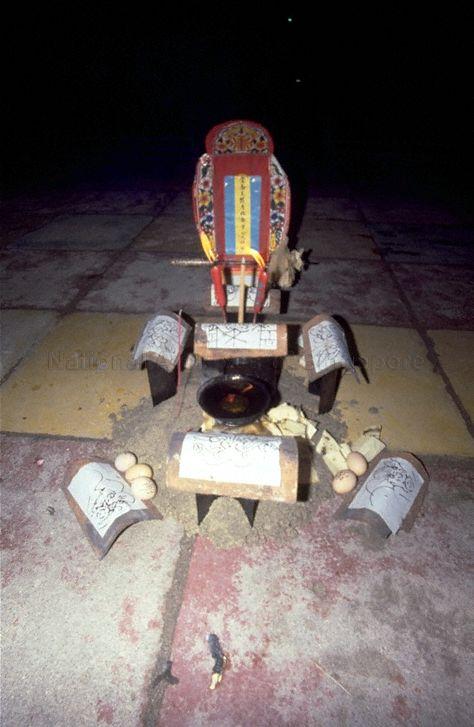 TAOIST PRIEST PREPARING FOR THE FUNERAL RITUAL 