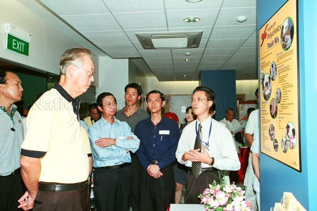 Taken at: Visit to Pasir Ris Polyclinic during official opening of Pasir Ris East Community Building and Club Pictured: Guest-of-Honour Prime Minister Goh Chok Tong, Chief Executive Officer of SingHealth Group Prof Tan Ser Kiat and Chief Executive Officer of SingHealth Polyclinics Dr Tan Chee Beng