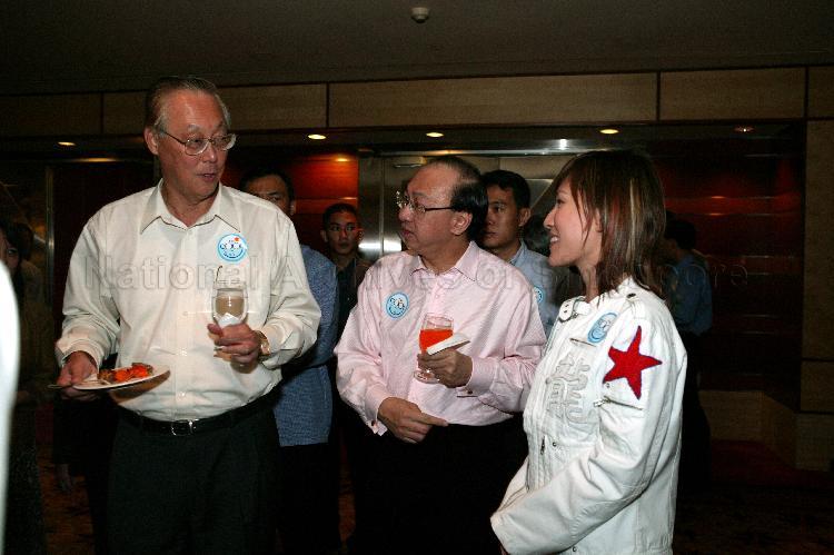 Prime Minister Goh Chok Tong with singer Ho Yeow Sun (right) at the reception during launch of Celebrate Life on the Bay in support of the Courage Fund at Raffles City Convention Centre