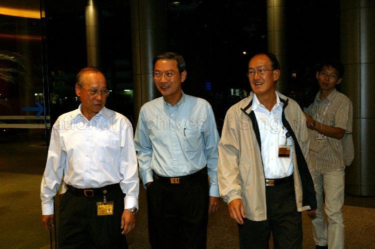 Minister for Information, Communications and the Arts Dr Lee Boon Yang (centre) with Singapore Press Holdings' (SPH) Editor-in-Chief of English/Malay Newspapers Division Cheong Yip Seng (right) and Senior Executive Vice President of Chinese Newspapers and Newspaper Services Chew Keng Juea at SPH News Centre in Toa Payoh. Dr Lee accompanied Prime Minister Goh Chok Tong on the visit to SPH News Centre, where they held discussions with the editors and journalists.