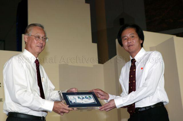 Guest of Honour Prime Minister Goh Chok Tong presenting framed photograph as token of appreciation during Singapore Police Force (SPF) annual dinner at multipurpose hall, Police Headquarters, New Phoenix Park
