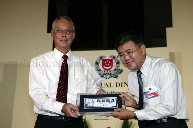Guest of Honour Prime Minister Goh Chok Tong presenting framed photograph as token of appreciation during Singapore Police Force (SPF) annual dinner at multipurpose hall, Police Headquarters, New Phoenix Park