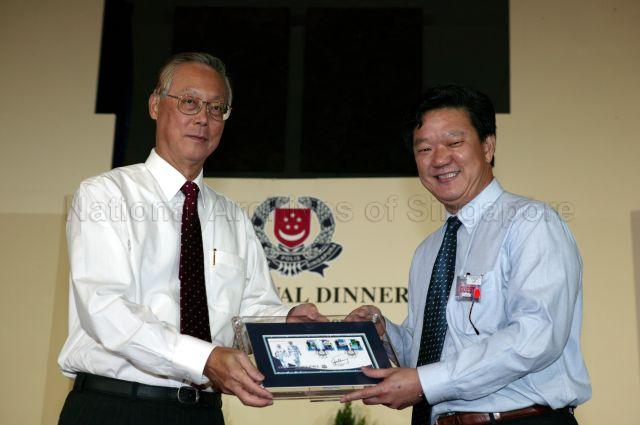 Guest of Honour Prime Minister Goh Chok Tong presenting framed photograph as token of appreciation during Singapore Police Force (SPF) annual dinner at multipurpose hall, Police Headquarters, New Phoenix Park