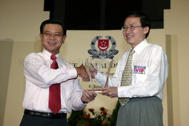Minister for Home Affairs Wong Kan Seng presenting token of appreciation at Singapore Police Force (SPF) annual dinner held at multipurpose hall, Police Headquarters, New Phoenix Park. Prime Minister Goh Chok Tong was Guest of Honour at the SPF dinner.