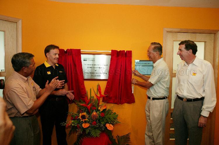 Guest of Honour Prime Minister Goh Chok Tong unveiling commemorative plaque at British Council Marsiling Centre during official opening of Fuchun Community Club at Woodlands Street 31. On the left is Parliamentary Secretary to Ministry of Education and Ministry of Manpower Hawazi Daipi.