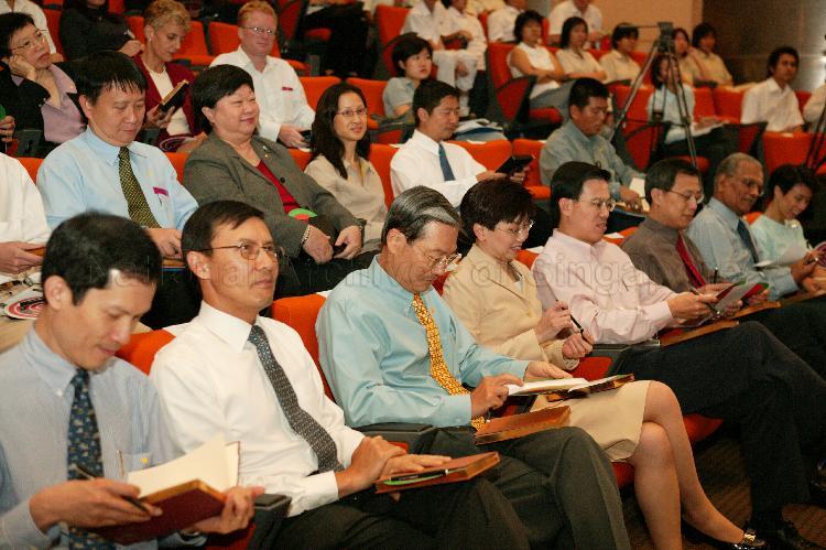 From left, Chief Executive of National Library Board (NLB) Dr Christopher Chia, Chairman of Speak Good English Movement Colonel (NS) David Wong, guest of honour Minister for Information, Communications and the Arts Dr Lee Boon Yang, Chairman of NLB Ms Lim Soo Hoon, Member of Parliament for Holland-Bukit Panjang Group Representation Constituency Dr Teo Ho Pin and guests at launch of Speak Good English Movement 2003 at Woodlands Regional Library.