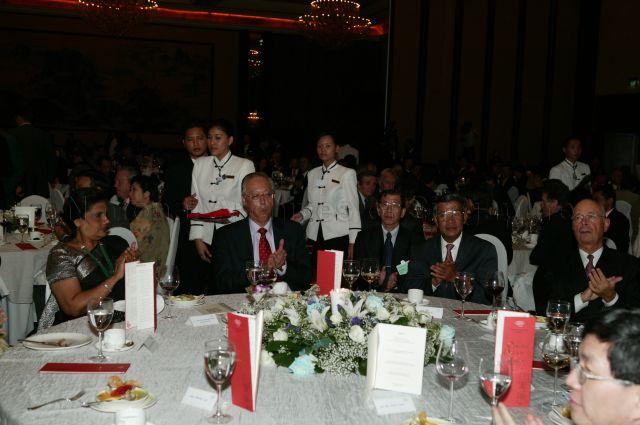 Taken at: World Economic Forum (WEF) East Asia Economic Summit Opening Dinner at Shangri-La Hotel Pictured: Guest-of-Honour Prime Minister Goh Chok Tong and Prime Minister of Cambodia Hun Sen