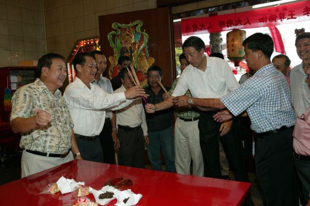 Minister for Defence Rear Admiral Teo Chee Hean (centre holding joss sticks) praying at Zhong Yi Tian Ming Temple at Jalan Kayu Division of Ang Mo Kio Group Representation Constituency