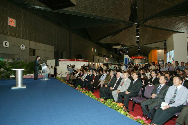 Chairman of Economic Development Board (EDB) Teo Ming Kian addressing guests and delegates at launch of Exhibition of the Enterprise Exchange, which is part of the six-day Global Entrepolis@Singapore 2003, at Suntec International Convention and Exhibition Centre. Guest-of-honour at the event was Minister for Trade and Industry Brigadier-General George Yeo Yong-Boon. Chief Executive Officer of Jurong Town Corporation (JTC) Chong Lit Cheong and Ambassador of People's Republic of China to Singapore Zhang Jiuhuan are also present.