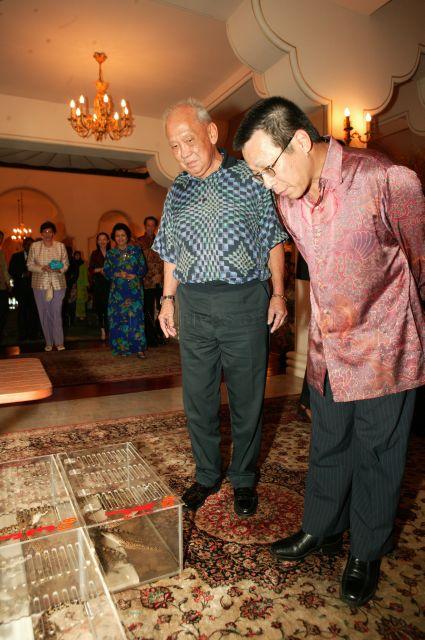 Taken at: Call on His Royal Highness Sultan Iskandar Ibni Almarhum Sultan Ismail by Minister of National Development Mah Bow Tan and Acting Minister for Manpower Dr Ng Eng Hen at Istana Bukit Serene in Johor Bahru Pictured: His Royal Highness Sultan Iskandar Ibni Almarhum Sultan Ismail and his wife, Her Majesty Raja Zarith Sofia, Minister of National Development Mah Bow Tan and his wife, Mrs Mah, and Acting Minister for Manpower Dr Ng Eng Hen and his wife, Mrs Ng